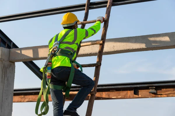 Trabalhador Asiático Construção Telhado Usar Equipamentos Altura Segurança Subindo Escadas — Fotografia de Stock