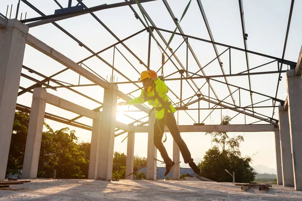 Építőmunkások Leesnek Magasból Biztonságban Vannak Hogy Segítsenek Építési Terület Biztonságával — Stock Fotó