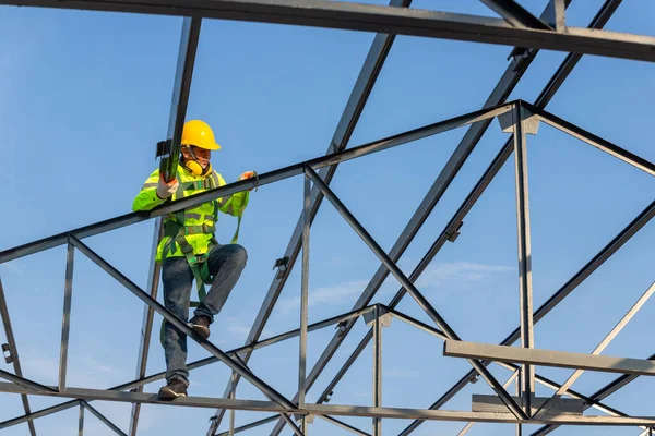 Trabalhador Asiático Construção Telhado Usar Equipamentos Altura Segurança Para Instalar — Fotografia de Stock