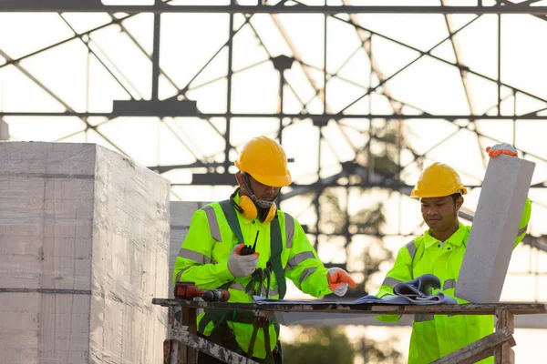 Ingenieros Asiáticos Trabajadores Consultores Calculan Cantidad Ladrillos Utilizados Construcción Concepto — Foto de Stock