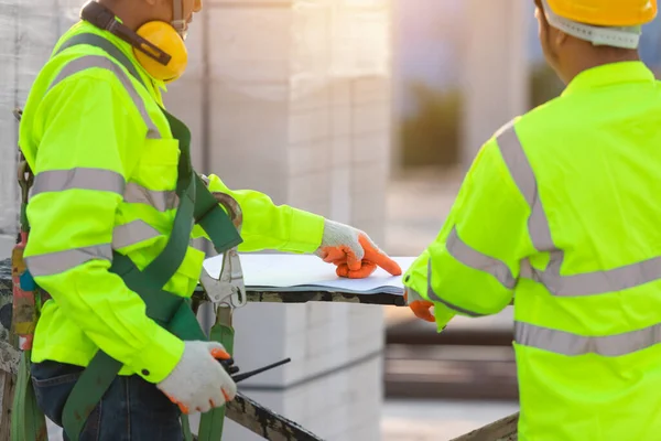 Asiatische Ingenieure Und Arbeiter Berieten Sich Gemeinsam Für Die Bauplanung — Stockfoto