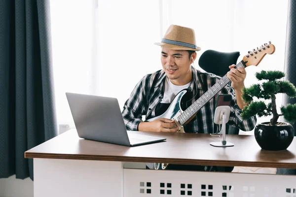 Asiatisk Man Bär Hörlurar Spela Gitarr Nätet Bärbar Dator Och — Stockfoto