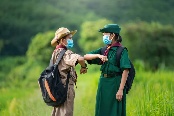 Asian Scout Indossa Una Maschera Mostra Nuovo Saluto Normale — Foto Stock