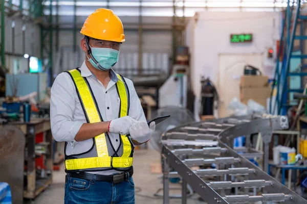 Hombre Asiático Mecánico Con Máscara Protectora Para Proteger Contra Covid — Foto de Stock