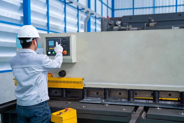 Asian Worker Wearing Safety Suit Setting Hydraulic Press Break Machine — Stock Photo, Image