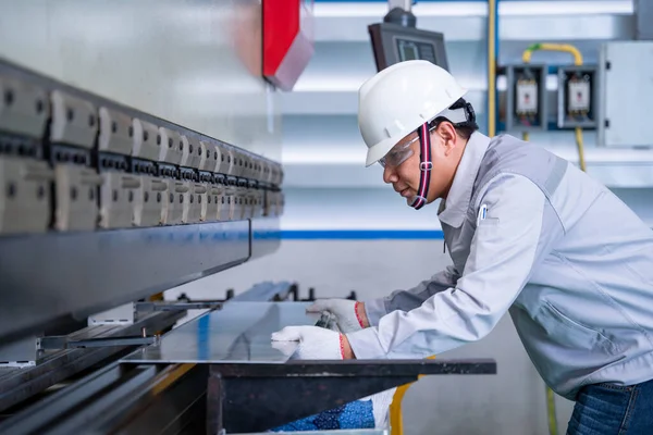 亚洲技术工人在工厂穿着安全套装和板材弯曲 安全第一的概念 — 图库照片