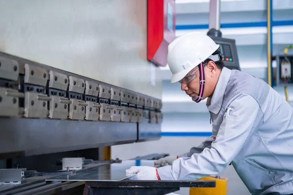 亚洲技术工人在工厂穿着安全套装和板材弯曲 安全第一的概念 — 图库照片