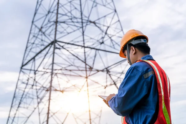 Engineering Slitage Säkerhetskläder Arbetar Högspänningstorn Kontrollera Informationen Taplet — Stockfoto