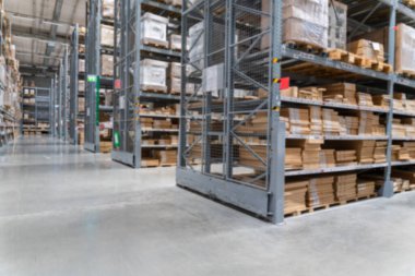 Modern endüstri deposunun fabrika deposundaki eşya kutularıyla rafların bulanık arkaplan görüntüsü 