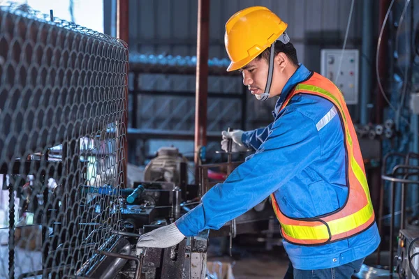 Trabalhador Técnico Asiático Trabalhando Contone Máquina Produção Malha Arame Aço — Fotografia de Stock