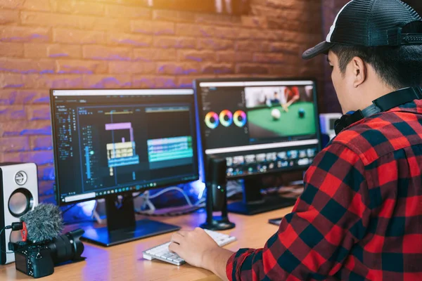 Asyalı editör videosu, sosyal medya ya da internet bağlantısı küresel iletişim donanımına yüklemek için ev yaşam tarzı serbest çalışma stüdyosundaki laptop ve bilgisayar bilgisayarında video ile çalışıyor..