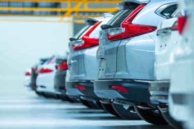 Satılık arabalar, otomotiv endüstrisi, araba galerisi otoparkı. Gıcır gıcır yeni araçlar yeni sahipleri ve araba endüstrisini bekliyor.