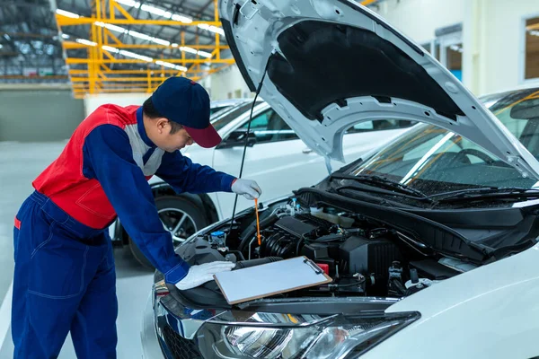 Automatikus Szerelő Ellenőrzése Autómotor Olaj Autó Automatikus Javítási Szolgáltatás Központ — Stock Fotó