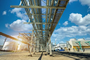 Boru hattı petrol ve gaz rafinerisi sanayi bölgesini oluşturdu. Gündoğumu ve bulutlu gökyüzü, petrol ve doğalgaz endüstrisi kavramı