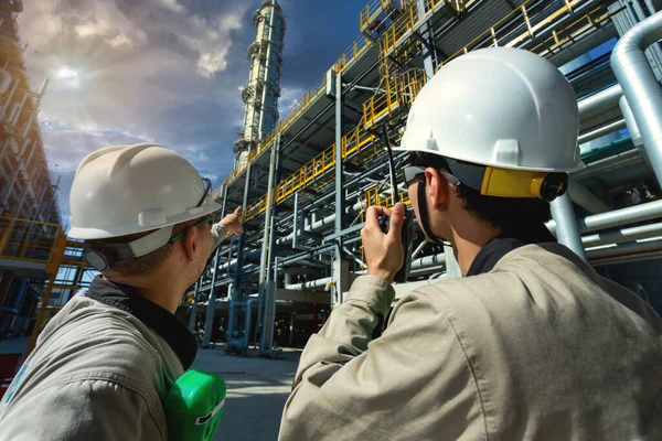 Sanayi mühendisi ya da işçi telsiz iletişimi petrol ve gaz rafinerisi fabrika sanayi bölgesi güneş doğumu ve bulutlu gökyüzü, petrol ve gaz endüstrisi kavramı ile kontrol odasına.