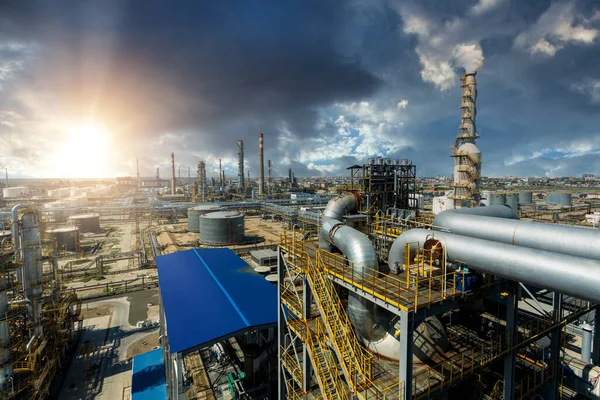 Widok Przemysłowy Rafinerii Ropy Naftowej Gazu Tworzy Strefę Przemysłową Wschodzie — Zdjęcie stockowe