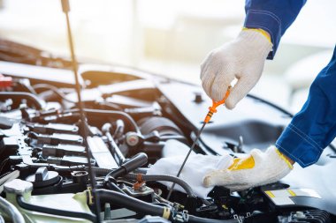 Otomobil tamircisini kapat. Araba hizmet merkezinde yeni motor yağını kontrol et..