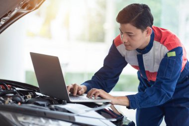  Asyalı teknisyen veya oto tamircisi motor sistemini kontrol et