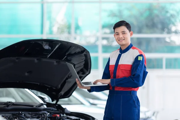 Técnico Feliz Sistema Mecânico Motor Verificação Automóvel Carro Novo Com — Fotografia de Stock