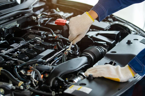 Fechar Mão Auto Mecânico Verificar Motor Novo Carro Centro Serviço — Fotografia de Stock