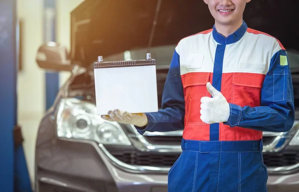 Close Técnico Mão Mecânico Automóveis Tranquilizando Bateria Carro Centro Serviço — Fotografia de Stock