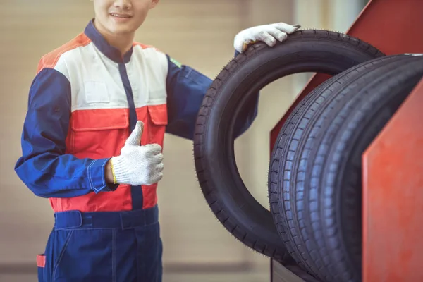 Close Técnico Mecânico Automóveis Tranquilizando Novos Pneus Padrão Grande Armazém — Fotografia de Stock