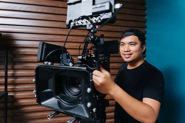 Fotógrafo Asiático Com Uma Câmera Filme Conjunto Filmagens — Fotografia de Stock