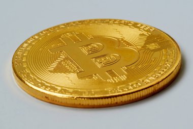 Beyaz zemin üzerine altın bitcoin. Cryptocurrency ticaret kavramı. 