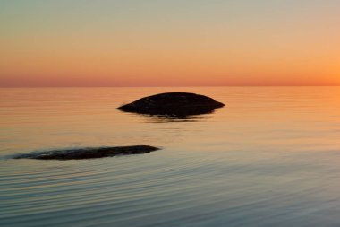 Alacakaranlıkta denize güzel gün batımı.