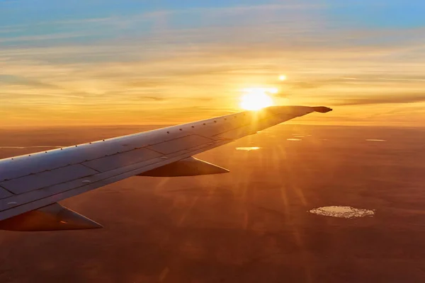 Skrzydła Samolotu Locie Wschodzie Słońca Nieba Chmur Tle Wschód Słońca — Zdjęcie stockowe
