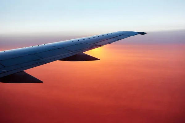 Skrzydła Samolotu Locie Wschodzie Słońca Nieba Chmur Tle Wschód Słońca — Zdjęcie stockowe