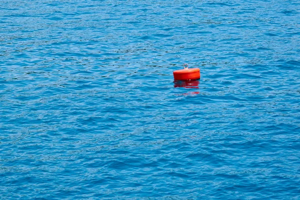 青い海に赤いブイ ブイは多くの目的を持つことができる浮遊装置です — ストック写真