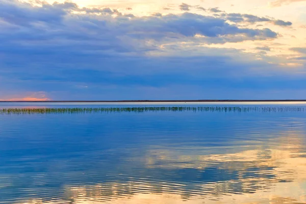 Bellissimo Paesaggio Con Lago Nella Superficie Liscia Del Lago Riflette — Foto Stock