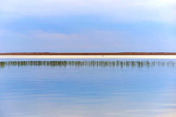 Vackert Landskap Med Sjön Smidig Sjön Ytan Efter Solnedgången — Stockfoto
