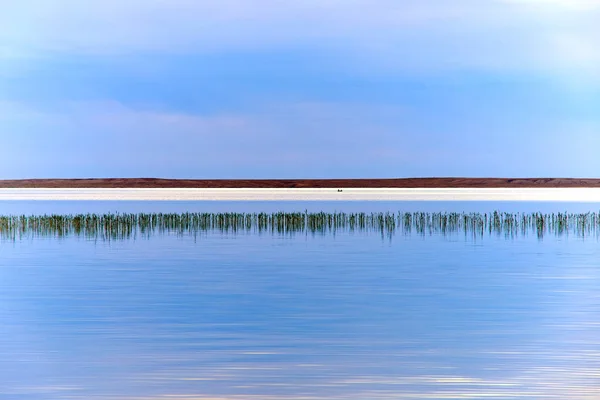 Bellissimo Paesaggio Con Lago Superficie Del Lago Liscia Dopo Tramonto — Foto Stock
