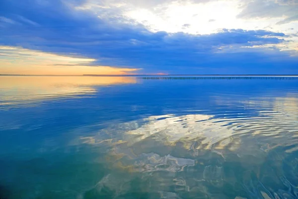 Bellissimo Paesaggio Con Lago Nella Superficie Liscia Del Lago Riflette — Foto Stock