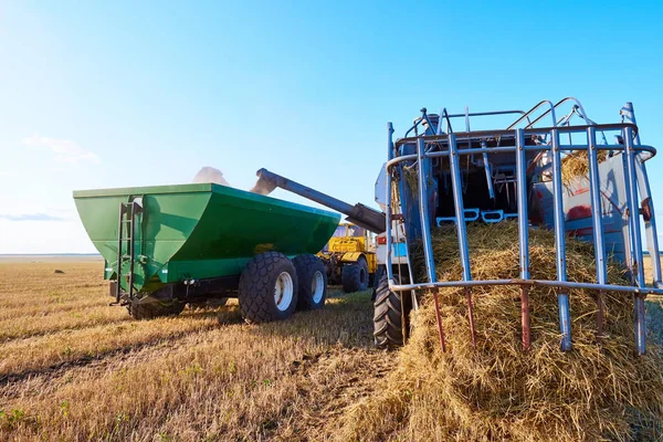 Grain Harvesting Harvester Machines Working Field Agriculture Combine Harvester Unloading — Stock Photo, Image