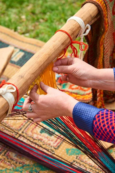 Tejido Alfombras Tejido Alfombras Hechas Mano Primer Plano Las Manos — Foto de Stock