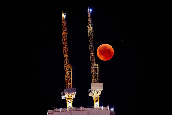 Bouw Kraan Achtergrond Van Een Volledige Rode Maan Rode Maan — Stockfoto