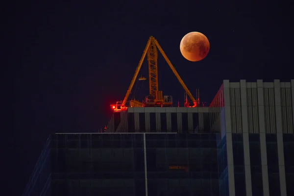 Bouw Kraan Achtergrond Van Een Volledige Rode Maan Rode Maan — Stockfoto