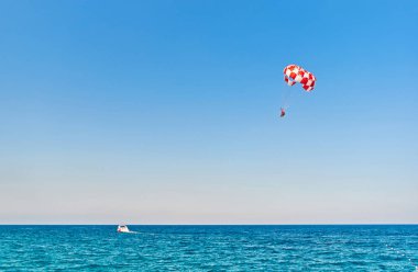 Mavi gökyüzü arka plan karşı uçan parasailing. Yaz tatili, tatil kavramı.