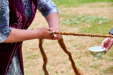 Kadın dokuma yün ip. Göçebe hayvancılık. Yün ip dokuma. Kement dokuma. Kazakistan. Asya.