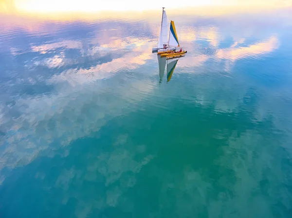 Катамаранські Човни Плавають Бірюзовому Озері Заході Сонця Вид Зверху Мальовничий — стокове фото
