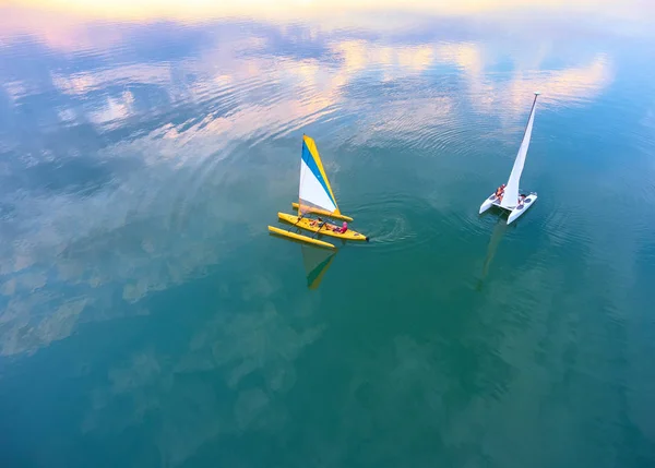 Σκάφη Καταμαράν Που Πλέουν Μια Τυρκουάζ Λίμνη Στο Ηλιοβασίλεμα Θέα — Φωτογραφία Αρχείου