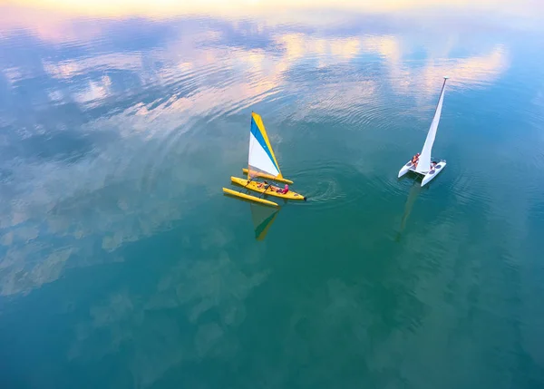 Barche Catamarano Che Navigano Lago Turchese Tramonto Vista Dall Alto — Foto Stock