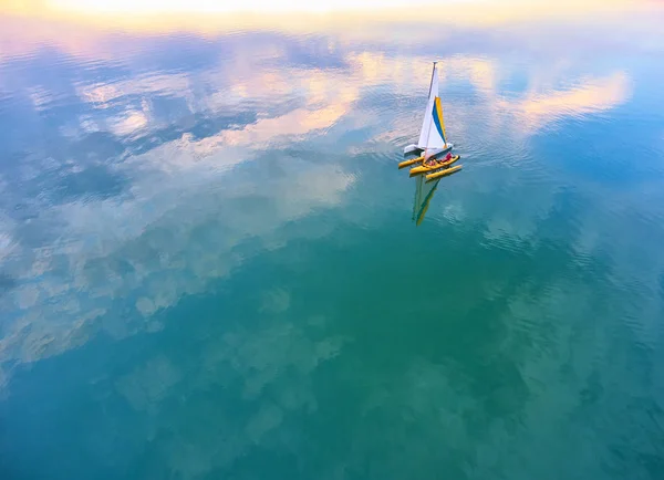 Katamaran Boote Die Bei Sonnenuntergang Auf Einem Türkisfarbenen See Fahren — Stockfoto