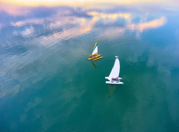 Katamaran Boote Die Bei Sonnenuntergang Auf Einem Türkisfarbenen See Fahren — Stockfoto