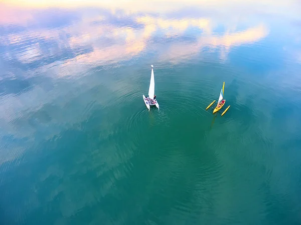 Barcos Catamarã Navegando Lago Azul Turquesa Pôr Sol Vista Cima — Fotografia de Stock