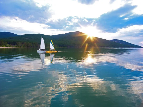 Katamaran Båtar Seglar Imantau Sjön Vid Solnedgången Visa Från Ovan — Stockfoto