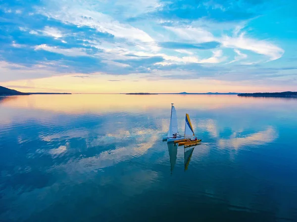 Katamaran Båtar Seglar Imantau Sjön Vid Solnedgången Visa Från Ovan — Stockfoto